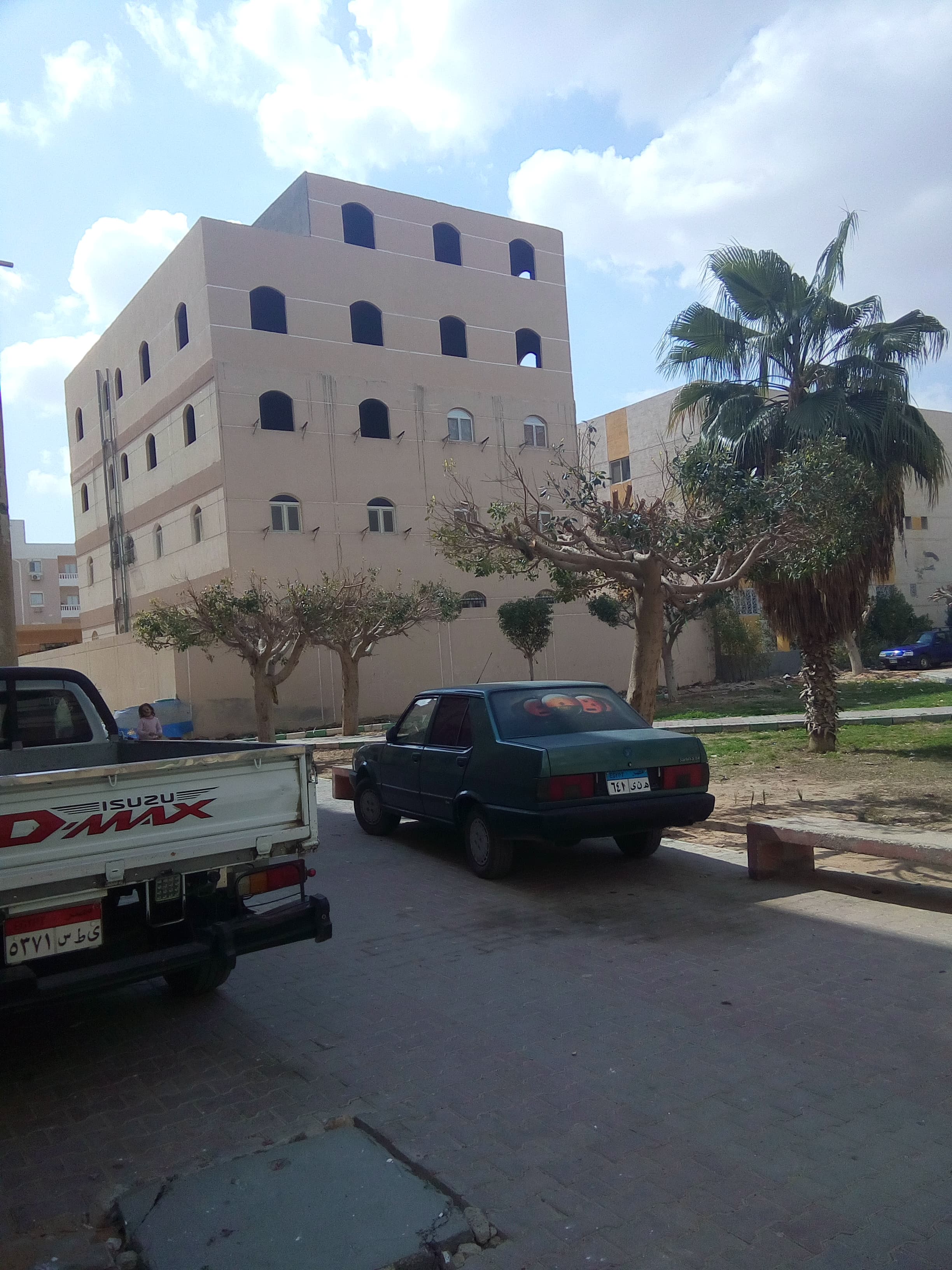 روف /سطح مساحتة 300م2شامل شقة متشطبة 3غرف ومطبخ وحمام